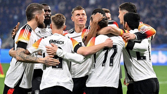 Toni Kroos und andere deutsche Nationalspieler © IMAGO / Ulmer/Teamfoto 