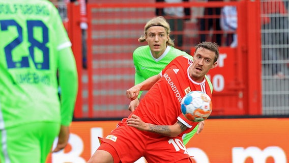 Max Kruse im Trikot von Union Berlin im Spiel gegen den VfL Wolfsburg (16.10.2021), hinter ihm Sebastiaan Bornauw © picture alliance / nordphoto GmbH / Engler | nordphoto GmbH / Engler 