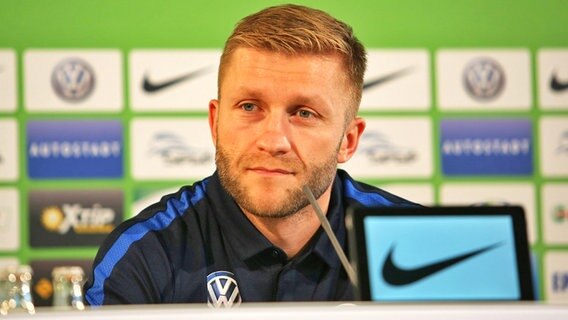 Jakub Blaszczykowski bei der Präsentation in Wolfsburg. © imago/regios24 