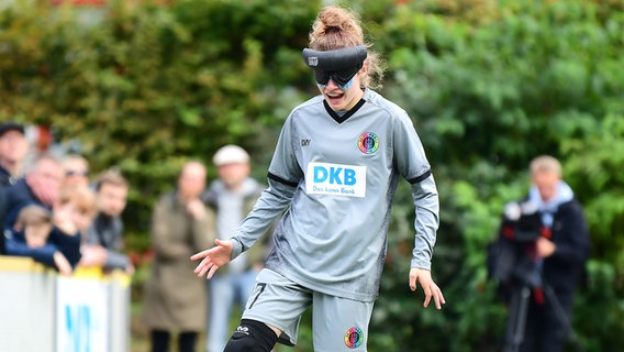 Blindenfußballerin Thoya Küster vom Bundesligisten FC St. Pauli © Witters 