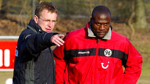 Hannovers Trainer Ralf Rangnick (l.) und Blaise Nkufo (Bild aus dem Jahr 2003) © imago/Rust Foto: Fritz Rust