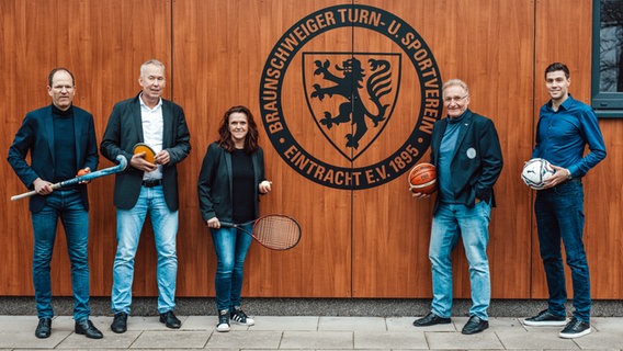 Eintracht Braunschweigs Präsidentschaftskandidatin Nicole Kumpis (M.) mit Rainer Cech (v.l.), Kay-Uwe Rohn, Uwe Fritsch und Benjamin Kessel © Nina Stiller 