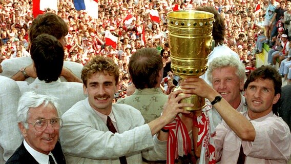 Der 1. FC Kaiserslautern feiert den Pokalsieg 1991. © picture-alliance / dpa 