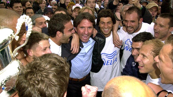 Darmstadt 98 feiert den Sieg im Landespokal 2006. © imago 