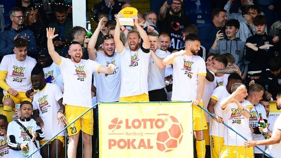 Teutonias Spieler bejubeln den Gewinn des Landespokals. © WITTERS Foto: TayDucLam