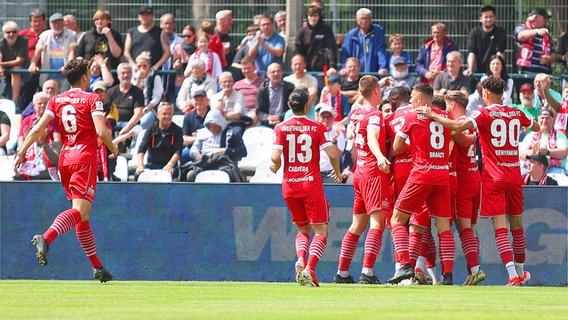 Spieler vom Greifswalder FC bejubeln einen Treffer. © IMAGO / Leo 