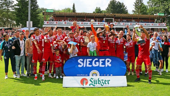 Spieler vom Greifswalder FC bejubeln den Sieg im Finale des Landespokals. © IMAGO / Leo 