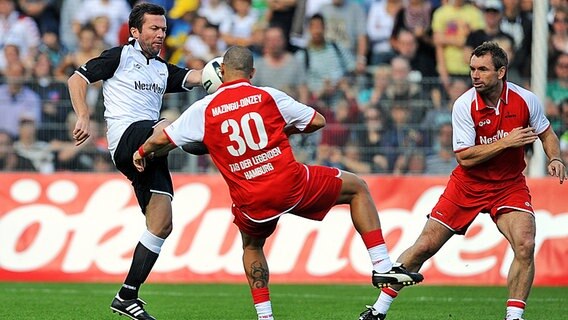 Lothar Matthäus (l.) setzt sich beim Tag der Legenden gegen Michel Mazingu-Dinzey und Bernd Hollerbach (r.) durch. © dpa 