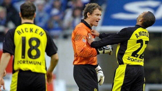 Dortmunds Torwart Jens Lehmann (M.) gerät mit Mitspieler Marcio Amoroso aneinander. © IMAGO / Uwe Kraft 