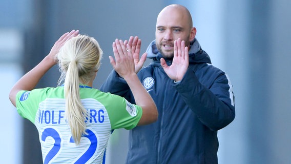 Trainer Stephan Lerch von den Frauen des VfL Wolfsburg mit Pernille Harder © imago/foto2press 
