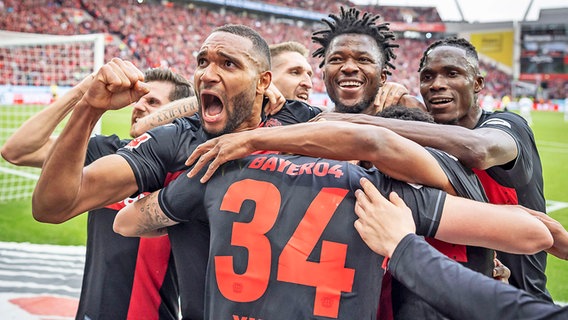 Jubel bei den Fußballern von Bayer Leverkusen © IMAGO / Beautiful Sports 