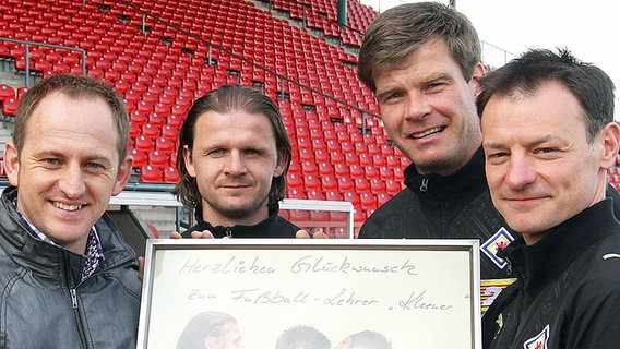 Torsten Lieberknecht (l.) links, bekommt zur bestandenen Prüfung Fußballlehrer-Prüfung von seinen Co-Trainern Jürgen Rische, Alexander Kunze und Darius Scholtysik (v.l.n.r.) ein Foto © imago sportfotodienst Foto: imago/Hübner