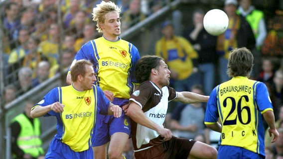 Spielszene FC St. Pauli - Eintracht Braunschweig aus der Saison 2004/05 © Witters Foto: Witters