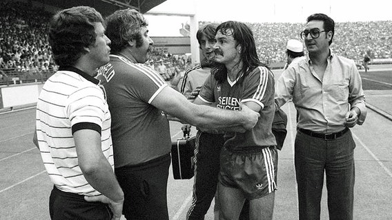 Ewald Lienen beschuldigt 1981 Bremens Trainer Otto Rehhagel nach dem Foul von Norbert Siegmann. © imago Foto: imago