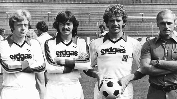 Trainer Udo Lattek (r.) von Borussia Mönchengladbach präsentiert die Neuzugänge (v.l.) Winfried Schäfer, Ewald Lienen und Klaus Amrath. © picture-alliance/dpa Foto: Roland Scheidemann