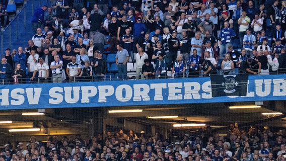 Banner der HSV-Supporters, das C wird von einem einer Löwen-Flagge überdeckt. © Witters 