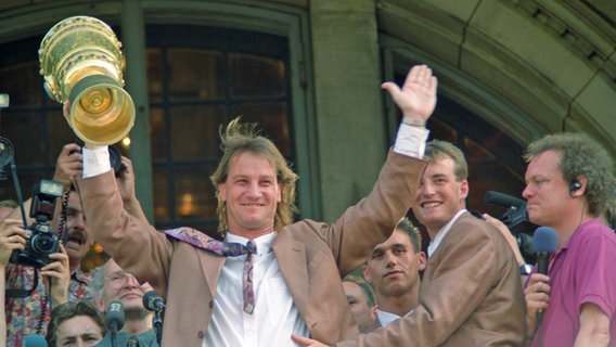 Trainer Michael Lorkowski im Mai 1992 auf dem Balkon des Neuen Rathauses in Hannover mit dem DFB-Pokal © picture alliance / Andre-Charles de Beaulieu 