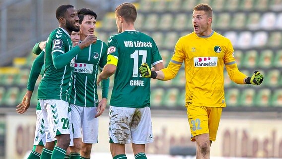 Jubel bei den Fußballern des Drittligisten VfB Lübeck © imago images / Agentur 54 Grad 