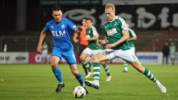 Sean Vinberg (l.) von Phoenix Lübeck im Duell mit VfB-Spieler Kimmo Markku Hovi. © IMAGO / Lobeca 