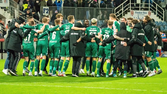 Jubel bei den Spielern des VfB Lübeck © IMAGO / Eibner 