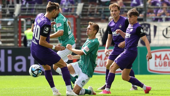 Spielszene VfB Lübeck - Erzgebirge Aue © IMAGO/Susanne Hübner 