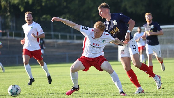 VfB-Spieler Leon Sommer (l.) behauptet den Ball gegen Phönix-Spieler Leander Fritzsche. © IMAGO / Susanne Huebner 