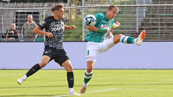 Tommy Grupe (r.) vom VfB Lübeck im Duell mit Pascal Fallmann © IMAGO / Lobeca 