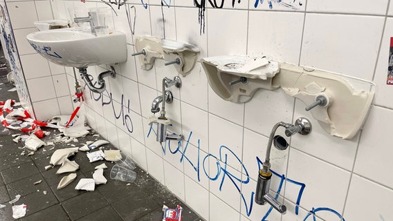 Mutwillig zerstörte Waschbecken auf einer Toilettenanlage im Stadion des FC Erzgebirge Aue © IMAGO / Picture Point 