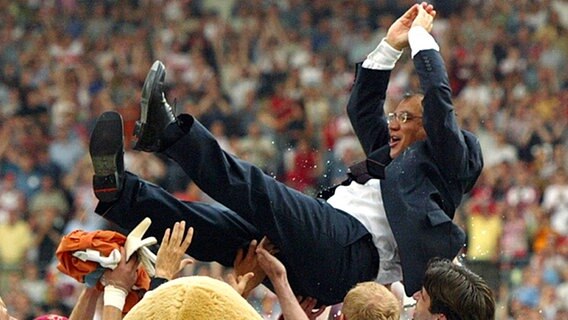 Coach Felix Magath wird von den Profis des VfB Stuttgart nach der Qualifikation für die Champions League 2003 in die Luft geworfen. © picture-alliance/dpa/dpaweb 