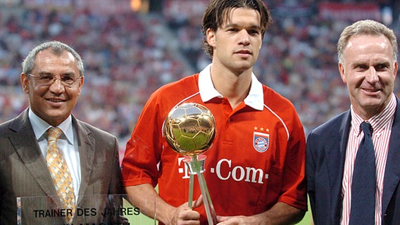 Felix Magath wird 2005 zum Trainer des Jahres gewählt, Michael Ballack erhält die Auszeichnung zum Fußballer des Jahres. Rechts: Bayern-Vorstand Karl-Heinz Rummenigge. © picture-alliance / Sven Simon 