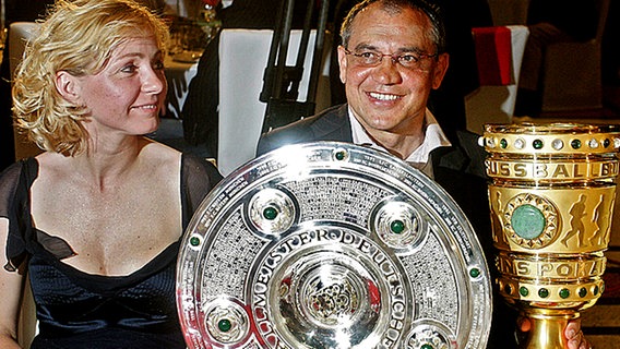 Bayern-Coach Felix Magath feiert mit seiner Frau Nicola den Gewinn der Meisterschaft und des DFB-Pokals 2005. © picture-alliance/dpa/dpaweb 