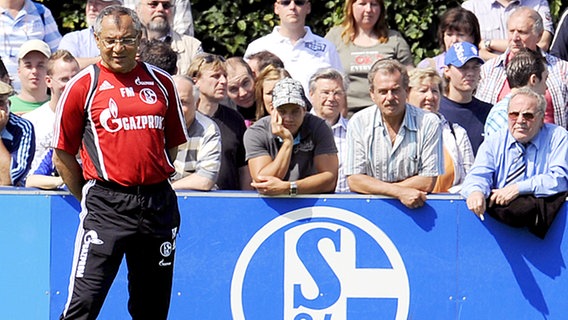 Schalke-Coach Felix Magath auf dem Trainingsplatz. © picture-alliance/ dpa 