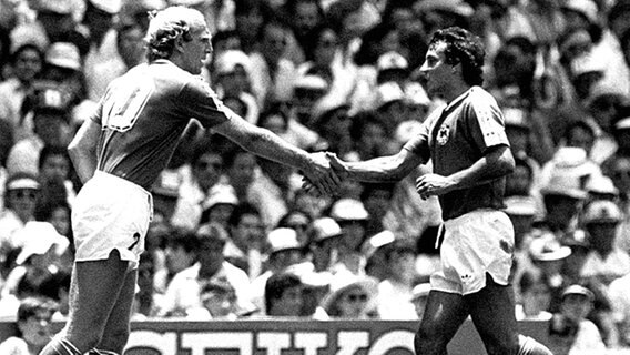 WM 1986: Felix Magath (r.) wird im Finale gegen Dieter Hoeneß ausgewechselt. © picture-alliance/ dpa 