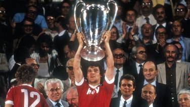 HSV-Profi Felix Magath stemmt 1983 die Trophähe für den Europapokalsieg der Landesmeister in den Athener Himmel.