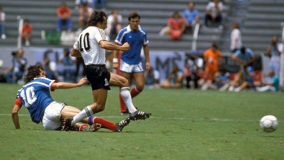 WM 1986: Felix Magath im Zweikampf mit Frankreichs Kapitän Michel Platini © imago/Kicker/Liedel 