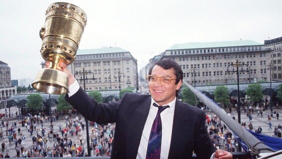 Manager Felix Magath vom Hamburger SV hält 1987 den DFB-Pokal auf dem Rathausbalkon in die Höhe © Witters Foto: Wilfried Witters