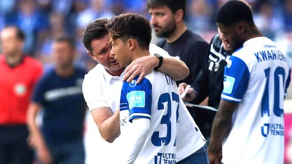 Magdeburgs Trainer Christian Titz (l.) mit Tatsuya Ito (2.v.l.) und Moritz Kwarteng (r.) © IMAGO / Christian Schroedter 