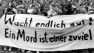 Fußball-Fans halten 1982 in Erinnerung an den Tod von Adrian Maleika ein Spruchband hoch. © picture alliance / Wolfgang Weihs 
