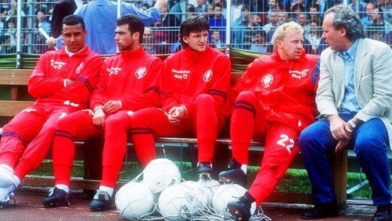 Leonardo Manzi (l.), Andreas Mayer, Martino Gatti, Markus Sailer und Manager Christian Hinzpeter (v.l.) vom FC St. Pauli © Witters 