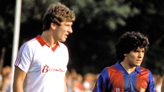 Diego Maradona (r.) mit einem Meppener Gegenspieler. © imago/Fricke Foto: Fricke