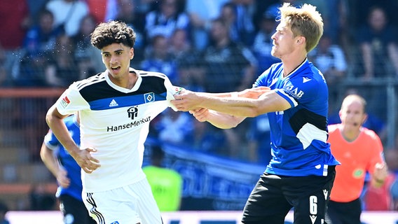 Omar Megeed (l.) vom Hamburger SV im Duell mit Oliver Hüsing von Arminia Bielefeld © Witters Foto: Valeria Witters