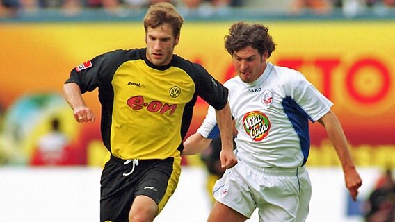 Thomas Meggle (r.) 2002 im Trikot von Hansa Rostock und im Zweikampf mit Dortmunds Torsten Frings.  