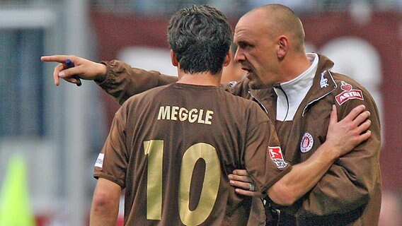 Thomas Meggle (l.) 2007 mit St.-Pauli-Trainer Holger Stanislawski  