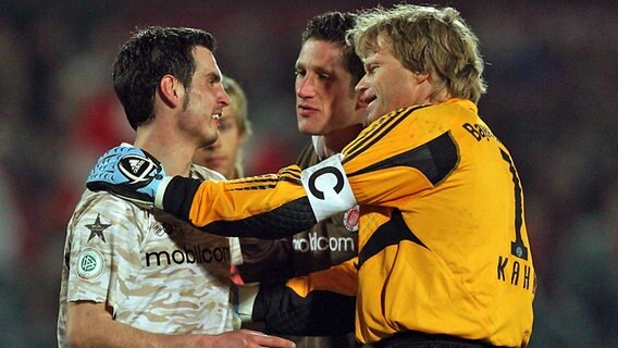 Thomas Meggle (l.) mit Bayern-Torwart Oliver Kahn nach dem verlorenen DFB-Pokal-Halbfinale 2006  