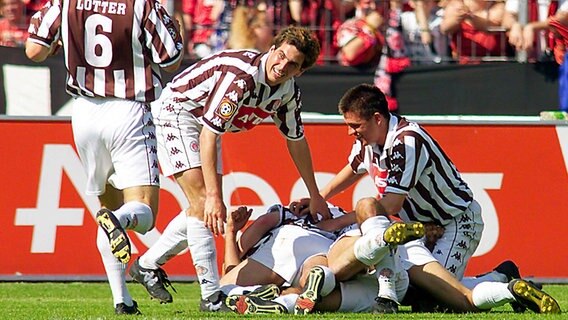 Thomas Meggle (2 v.l.) jubelt mit seinen Teamkollegen über das entscheidende Tor in Nürnberg 2001  