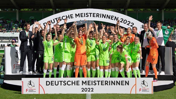 Meisterjubel bei den Fußballerinnen des VfL Wolfsburg © dpa-Bildfunk 
