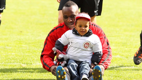 Addy-Waku Menga vom SV Wehen Wiesbaden mit seinem Sohn © imago/Martin Hoffmann 