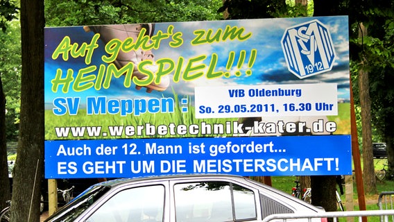 Werbetafel für das Heimspiel des SV Meppen gegen den VfB Oldenburg © NDR.de Foto: Hanno Bode
