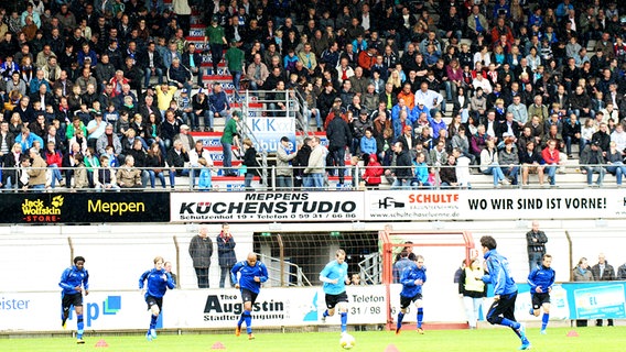 Die Spieler des SV Meppen beim Warmmachen © NDR.de Foto: Hanno Bode