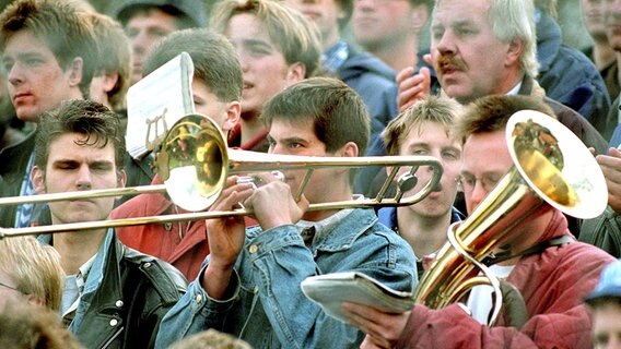 Fans des SV Meppen mit Blasinstrumenten © imago sportfotodienst Foto: imago sportfotodienst